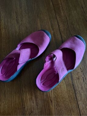 KEEN  Saratoga Women's Pink Slip-On Comfort Shoes NEW w/o tags-size 9